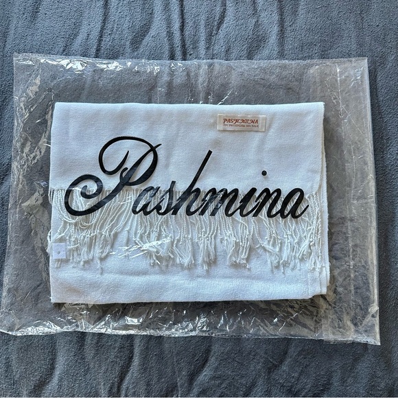 💕 Host Pick 💕 70% Pashmina 30% Silk Scarf - Picture 4 of 4